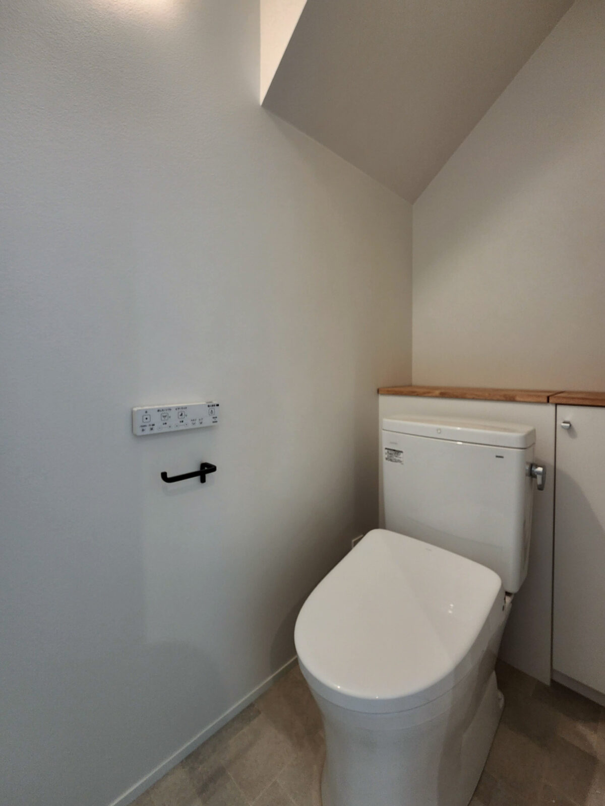 >背面は造作の収納家具　写真
