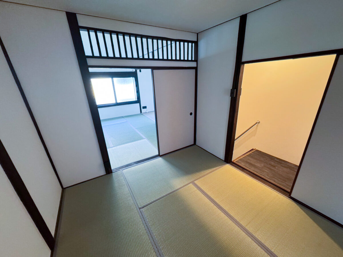 >いつ抜けてもおかしくない、という床を補強し、畳も新しくしました。　写真